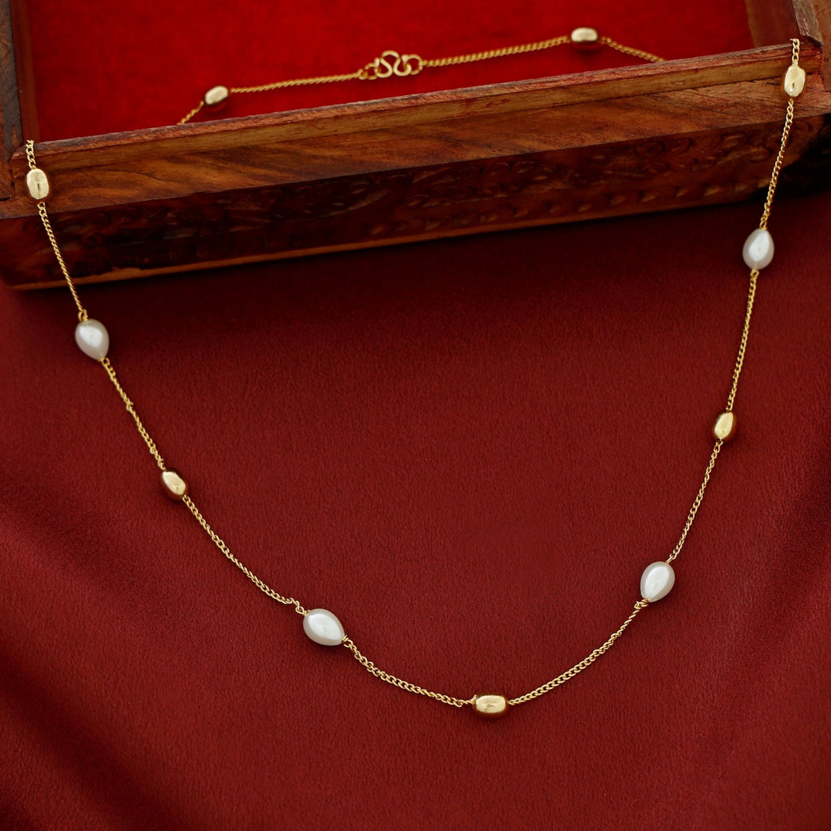 Golden Beaded Pearl Neckpiece
